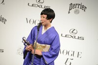 スピーチをする椎名林檎。