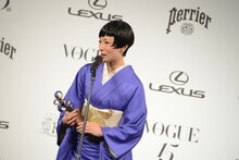 スピーチをする椎名林檎。