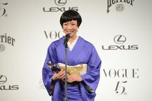 スピーチをする椎名林檎。