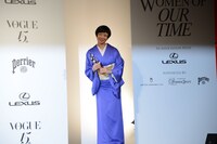 舞台を去るときの椎名林檎。