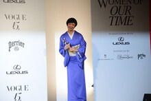 舞台を去るときの椎名林檎。