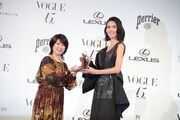 左から「VOGUE JAPAN」渡辺三津子編集長、TAO。