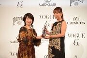 左から「VOGUE JAPAN」渡辺三津子編集長、蜷川実花。