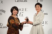 左から「VOGUE JAPAN」渡辺三津子編集長、国谷裕子。