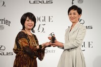 左から「VOGUE JAPAN」渡辺三津子編集長、国谷裕子。