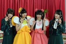 乙女新党と記念撮影をする松村沙友理＆中田花奈。