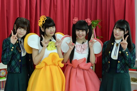 乙女新党と記念撮影をする松村沙友理＆中田花奈。