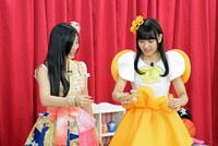 鈴木友梨耶（左）からけん玉のレクチャーを受ける田尻あやめ（右）。