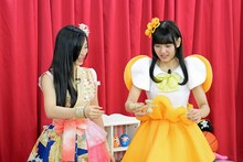 鈴木友梨耶（左）からけん玉のレクチャーを受ける田尻あやめ（右）。