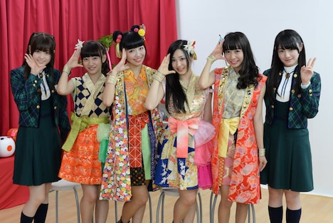 Cheeky Paradeと記念撮影をする松村沙友理＆中田花奈。