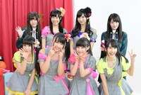 アイドルカレッジと記念撮影をする松村沙友理＆中田花奈。