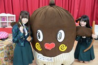 ねば～る君と記念撮影をする松村沙友理＆中田花奈。