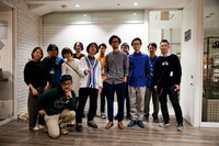 長岡亮介と「Vital Things」に関わったスタッフとの記念写真。（撮影：福田喜一）