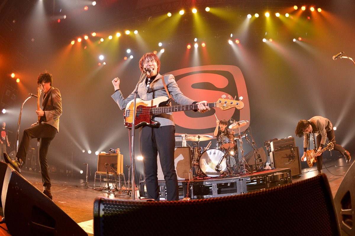 「SPACE SHOWER TV 開局25周年記念感謝祭 "NEW WORLDS, NEW PASSIONS." supported by uP!!!」でのTHE BAWDIESのライブの様子。