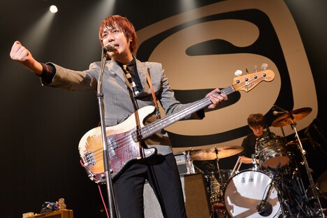 「SPACE SHOWER TV 開局25周年記念感謝祭 "NEW WORLDS, NEW PASSIONS." supported by uP!!!」でのTHE BAWDIESのライブの様子。