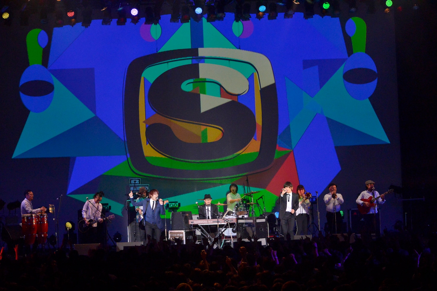 「SPACE SHOWER TV 開局25周年記念感謝祭 "NEW WORLDS, NEW PASSIONS." supported by uP!!!」The Shower Clubのライブの様子。