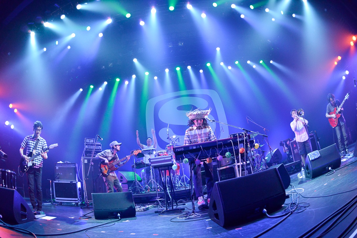 「SPACE SHOWER TV 開局25周年記念感謝祭 "NEW WORLDS, NEW PASSIONS." supported by uP!!!」でのYOUR SONG IS GOODのライブの様子。