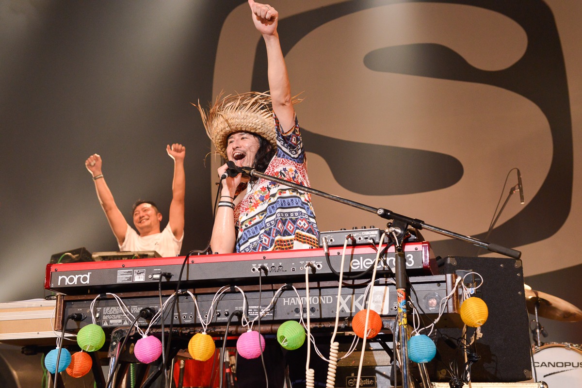 「SPACE SHOWER TV 開局25周年記念感謝祭 "NEW WORLDS, NEW PASSIONS." supported by uP!!!」でのYOUR SONG IS GOODのライブの様子。