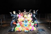 シクラメンとTEMPURA KIDZ。中央が肉だんご（シクラメン）。