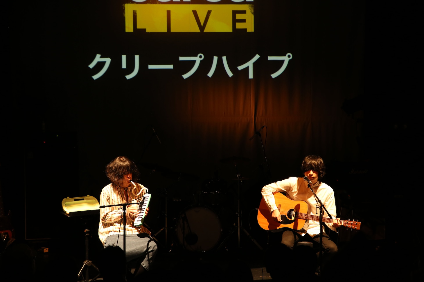 「スペシャエリア特別編 渋谷WWWから公開生中継！」で行われたクリープハイプの尾崎世界観（Vo, G）と長谷川カオナシ（B）のライブの様子。