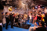 「25時間テレビ」と並行してNAMBA69のSAMBU（Dr）が挑戦した「25時間連続ドラムマラソン」の様子。