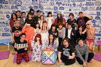 「モンスターロック＆きゃりーぱみゅぱみゅのなんだこれTVコラボ企画 夢のサイコロトークSP」の出演者たち。