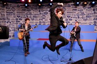 ゆずとユースケ・サンタマリア。