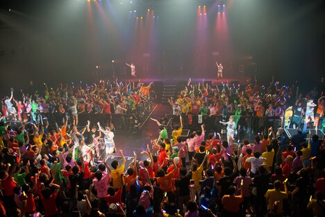 「アップアップガールズ（仮）ライブハウスツアー2014 ハイスパートキングダム」の様子。