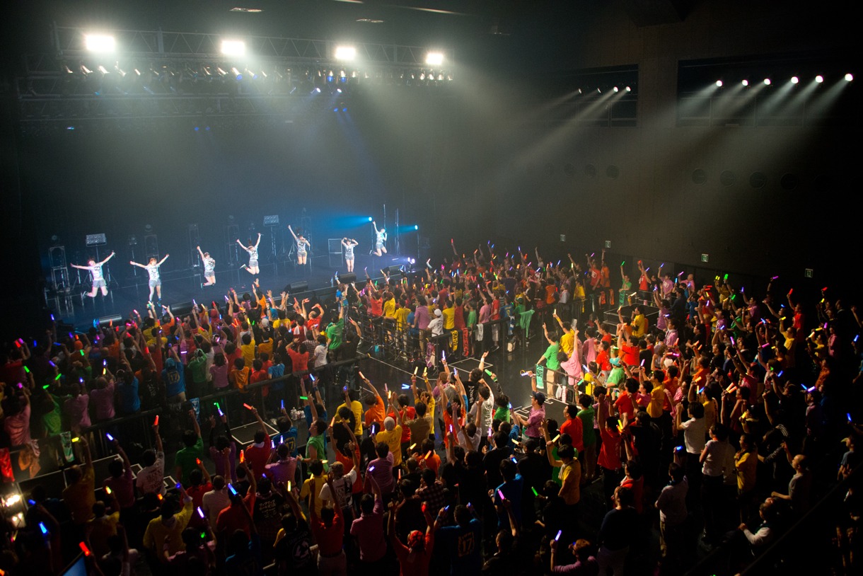 「アップアップガールズ（仮）ライブハウスツアー2014 ハイスパートキングダム」の様子。