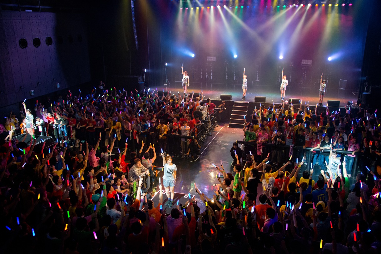 「アップアップガールズ（仮）ライブハウスツアー2014 ハイスパートキングダム」の様子。
