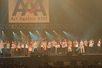 「Act Against AIDS 2014『THE VARIETY 22』」エンディングの様子。