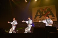 「Act Against AIDS 2014『THE VARIETY 22』」オープニングアクトを務めた寺脇康文、三浦春馬、岸谷五朗。