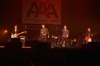 平岡祐太と三浦春馬を迎えてセッションをするポルノグラフィティ。