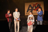 左から岸谷五朗、鈴木亮平、吉高由里子、寺脇康文。