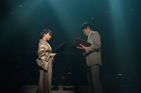 吉高由里子と鈴木亮平。
