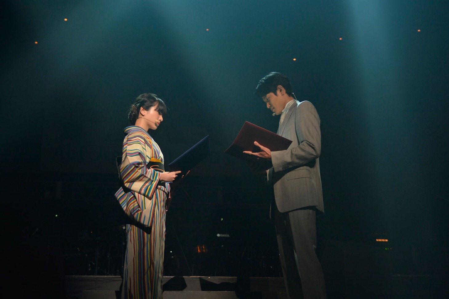 吉高由里子と鈴木亮平。