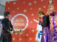 手紙を読むHAMA（Vo）。