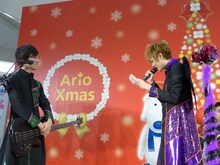 手紙を読むHAMA（Vo）。