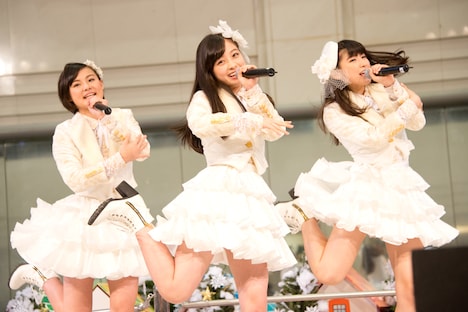 左から四宮なぎさ、橋本環奈、秋山美穂。