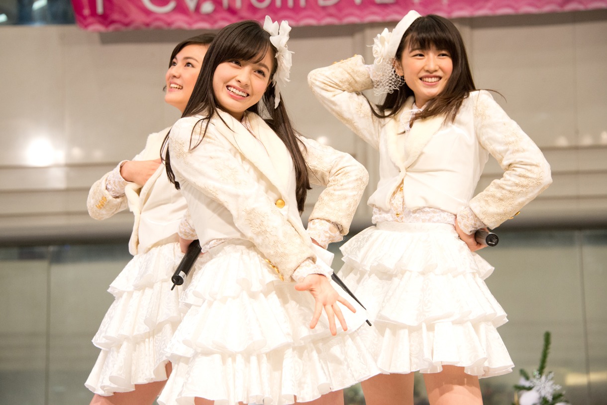 左から四宮なぎさ、橋本環奈、秋山美穂。