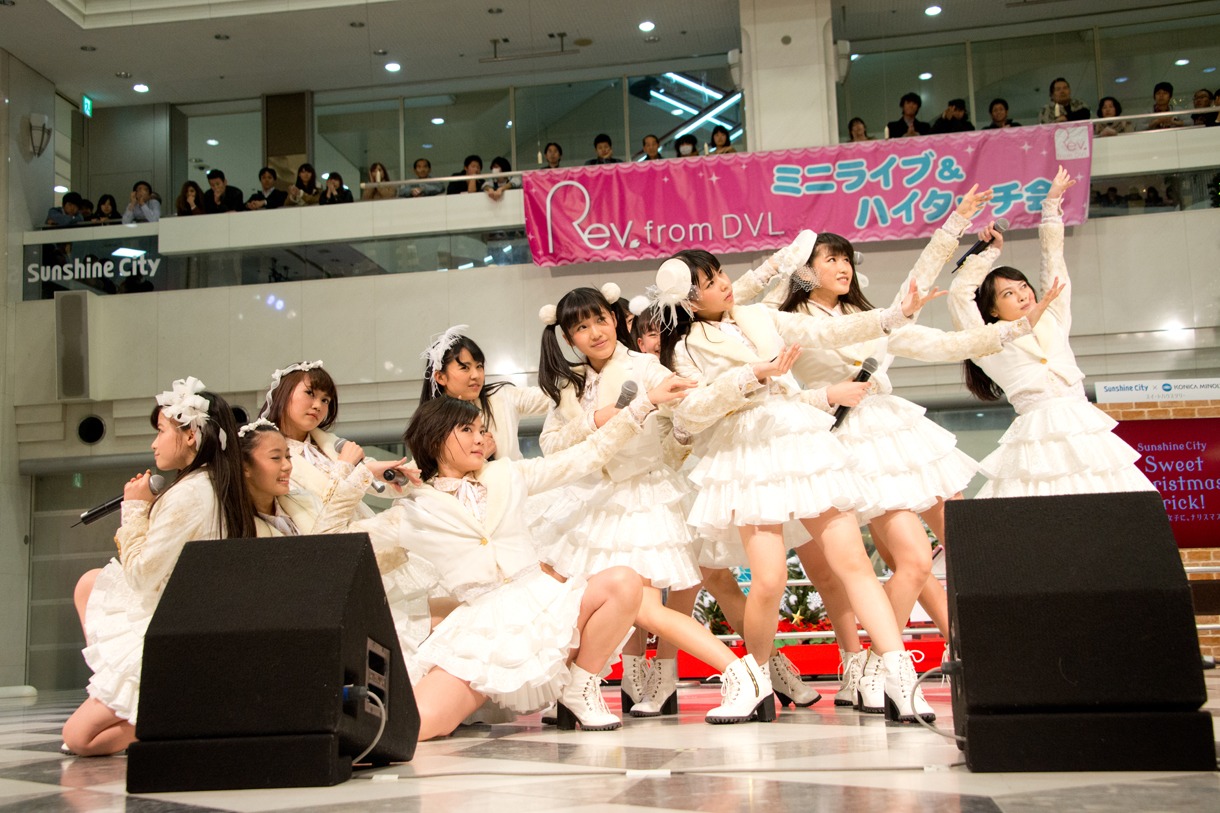 Rev.from DVLによる「REAL-リアル- / 恋色パッション」発売記念イベントの様子。