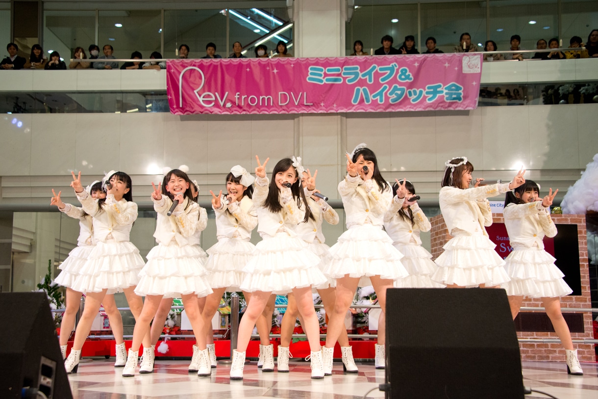 Rev.from DVLによる「REAL-リアル- / 恋色パッション」発売記念イベントの様子。