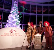 「Guru Guru Tree by THE WORLD OF TIM BURTON」点灯式の様子。