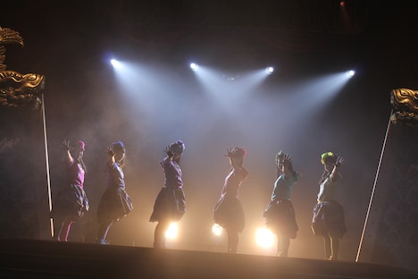 チームしゃちほこ「ホールツアー2014～僕らのカラオケワンダーランド～」オリックス劇場公演の様子。