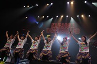 チームしゃちほこ「ホールツアー2014～僕らのカラオケワンダーランド～」オリックス劇場公演の様子。
