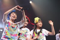 チームしゃちほこ「ホールツアー2014～僕らのカラオケワンダーランド～」オリックス劇場公演の様子。