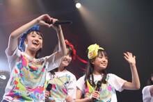 チームしゃちほこ「ホールツアー2014～僕らのカラオケワンダーランド～」オリックス劇場公演の様子。