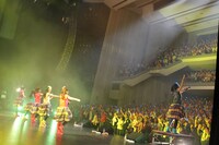 チームしゃちほこ「ホールツアー2014～僕らのカラオケワンダーランド～」オリックス劇場公演の様子。