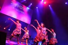 チームしゃちほこ「ホールツアー2014～僕らのカラオケワンダーランド～」オリックス劇場公演の様子。