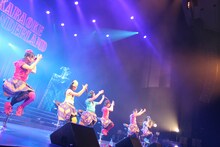 チームしゃちほこ「ホールツアー2014～僕らのカラオケワンダーランド～」オリックス劇場公演の様子。